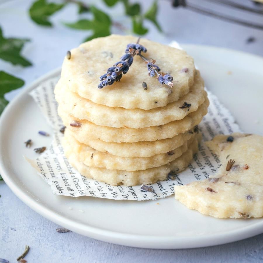 Lavender Shortbread Cookies with Dried Flowers 